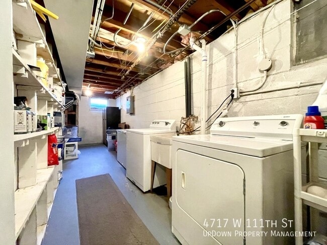 Building Photo - 4717 W 111th St