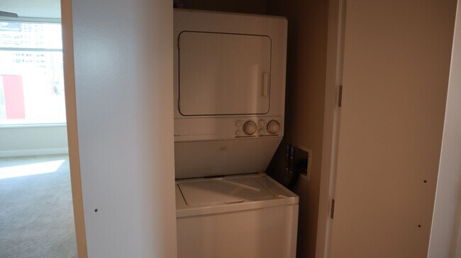 Building Photo - 2 Bedroom- 2 Bathroom Single Story Condo o...