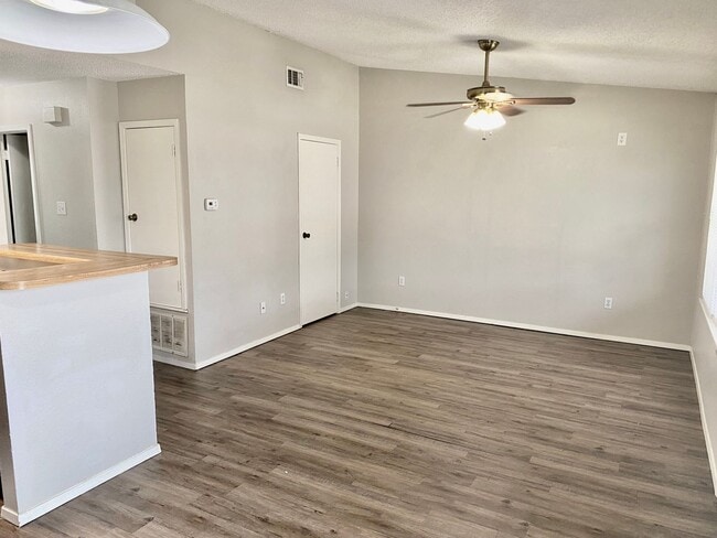 Building Photo - Cute Townhome in Downtown Granbury