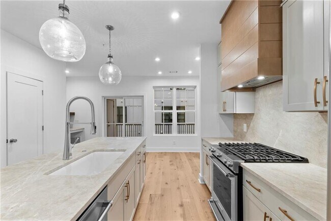 Building Photo - 201 New St