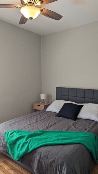 Queen size bed - 4216 Mercier St
