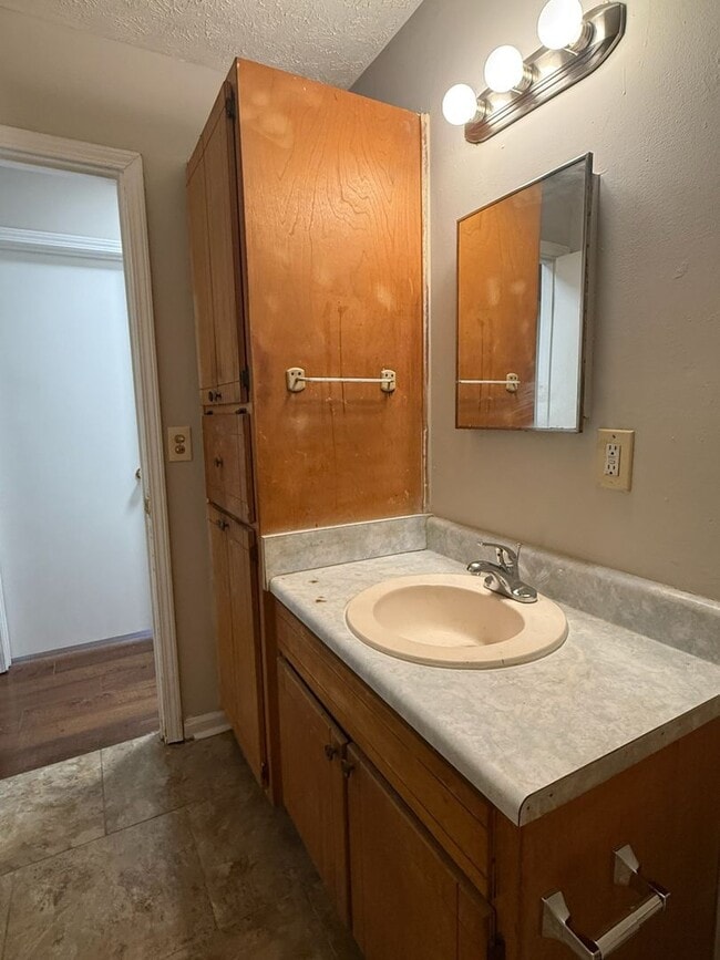 Building Photo - Charming 3 bedroom 1 bath house