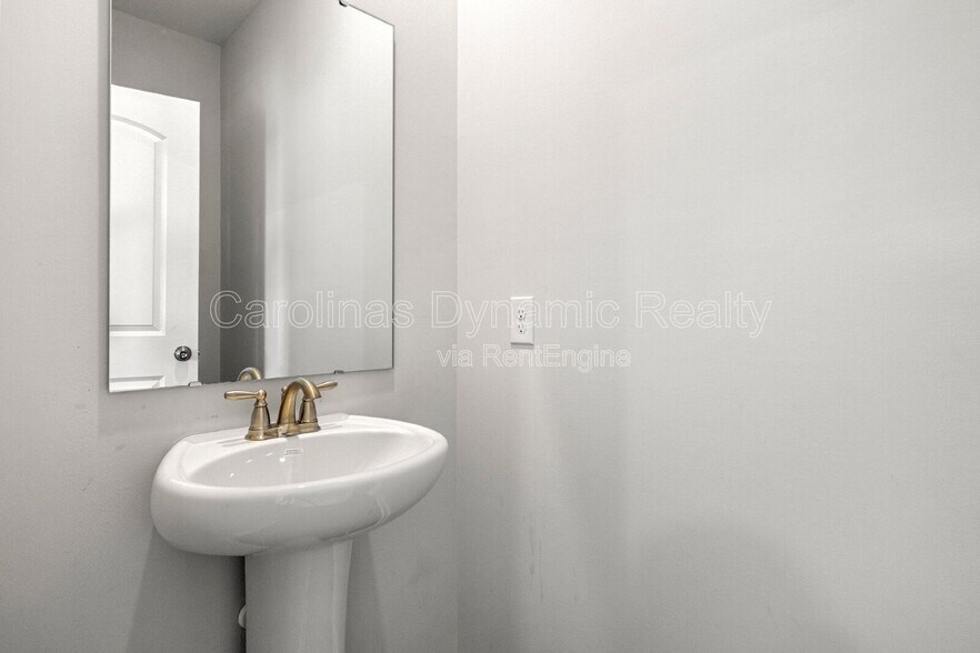 Building Photo - 6985 Waterstone Dr