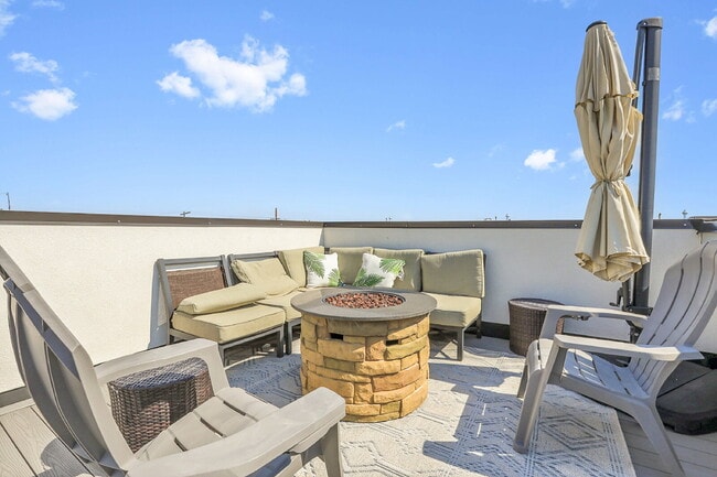 Building Photo - $3,100.00 - $500 OFF, First Month Rent - 2...