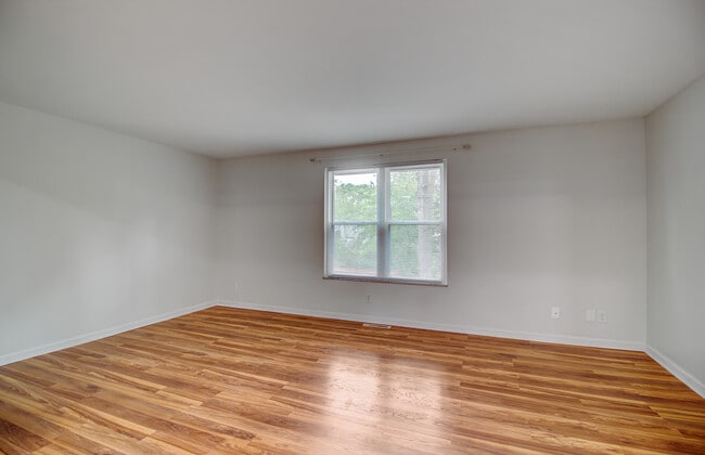 Building Photo - 204 Parkwood Dr