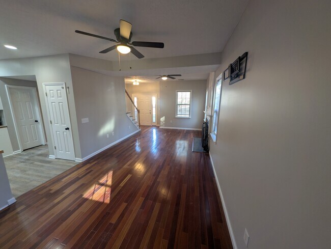 Building Photo - 717 Windsor Dr SE