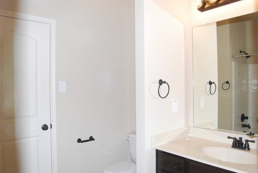 Building Photo - Beautiful 3 Bedroom Duplex Located in Gran...