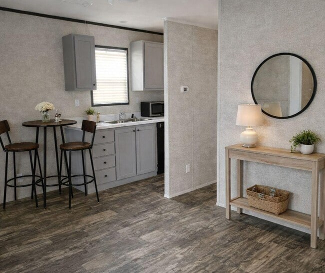 Building Photo - 1250 Lakeview Dr