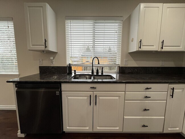 Building Photo - Grand 5 Bedroom Home Featuring 19ft Ceilings, Family Room & Main-Level Suite