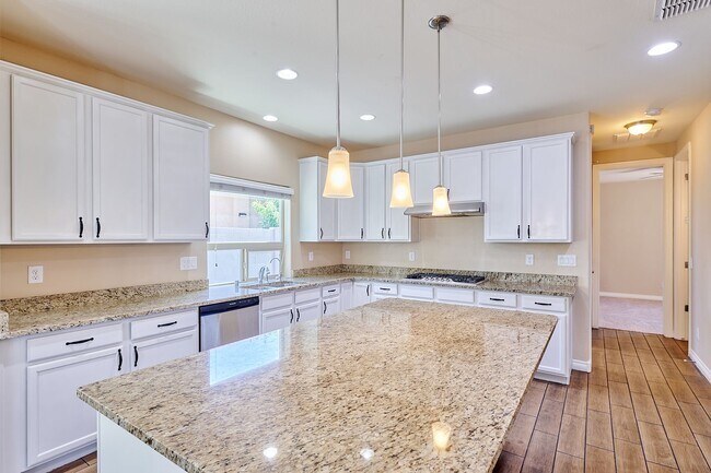 Building Photo - Lynx