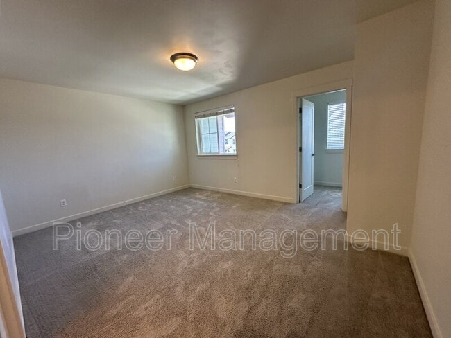 Building Photo - 2372 NE Victor Pl