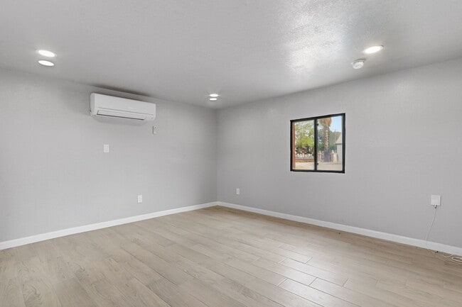Building Photo - 593 Myra St
