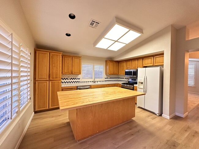 Building Photo - 4976 Mesa Ridge Dr
