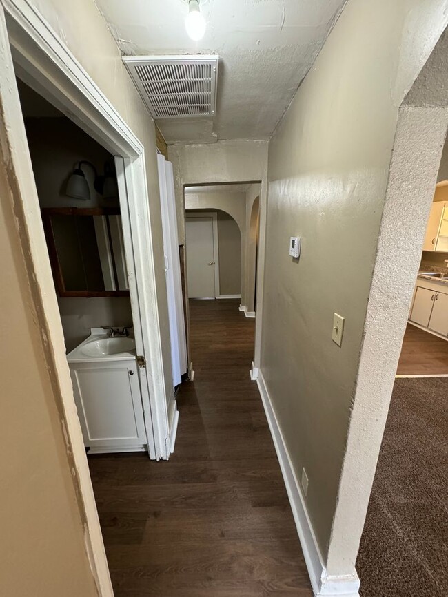 Building Photo - $875 - 3 bedroom/ 1.5 bathroom - Single Fa...