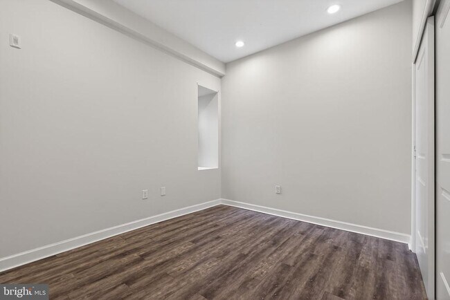 Building Photo - 980 N Marshall St