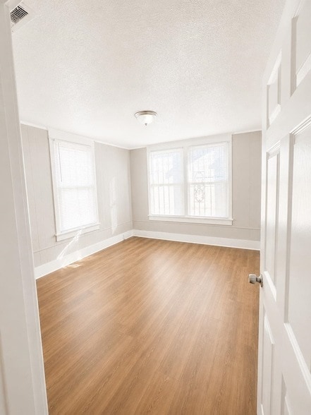 Building Photo - 1075 Kney St