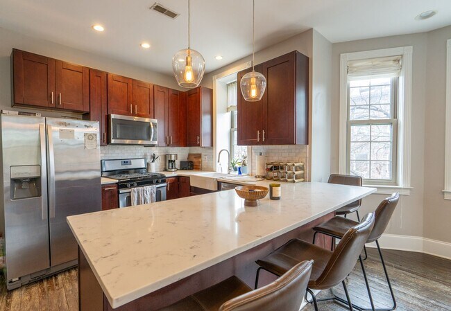 Building Photo - Amazing Property with Great Location