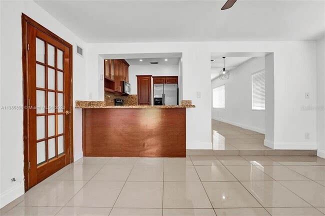 Building Photo - 437 Swan Ave