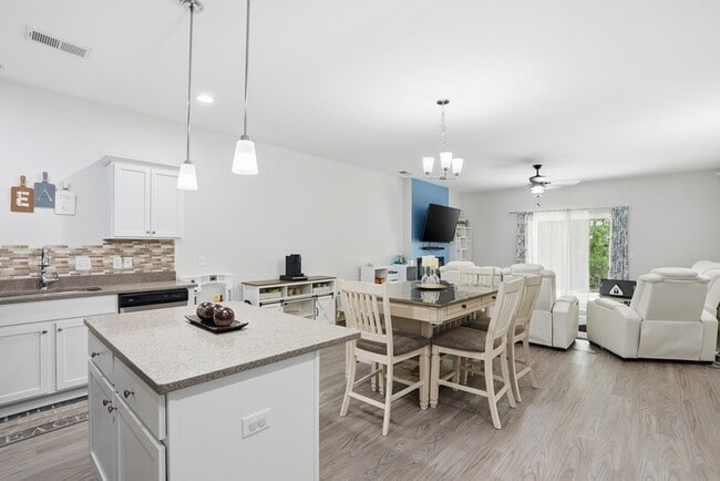 Building Photo - 17 Crown Ct