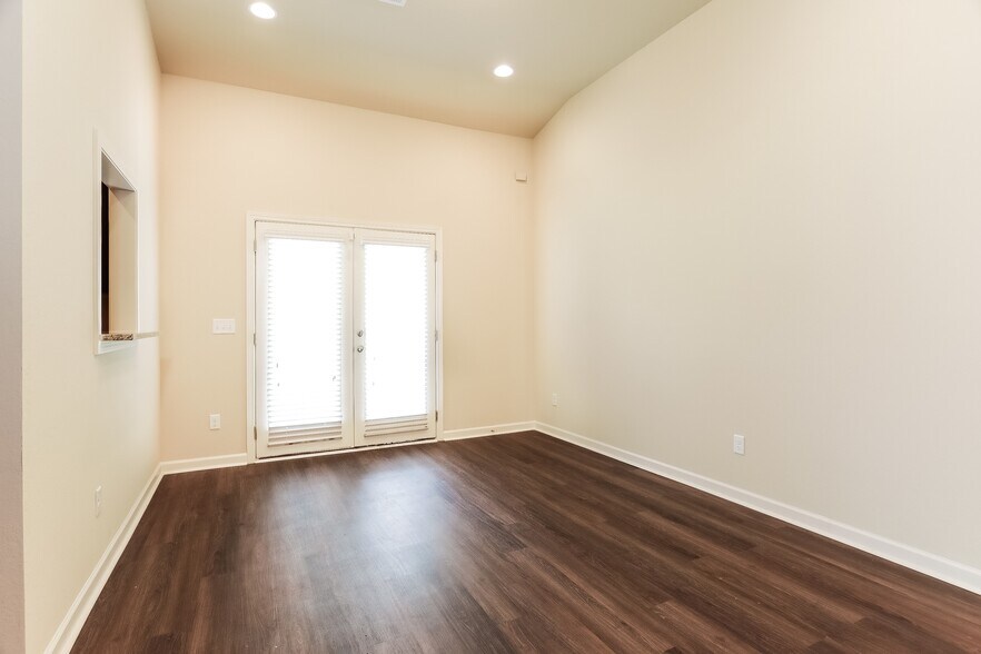 Building Photo - 325 Clover Cir