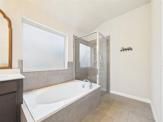 Building Photo - 721 Rim Water Dr