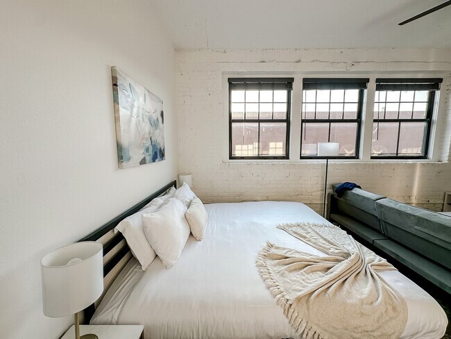 Building Photo - 701 E 2nd St N