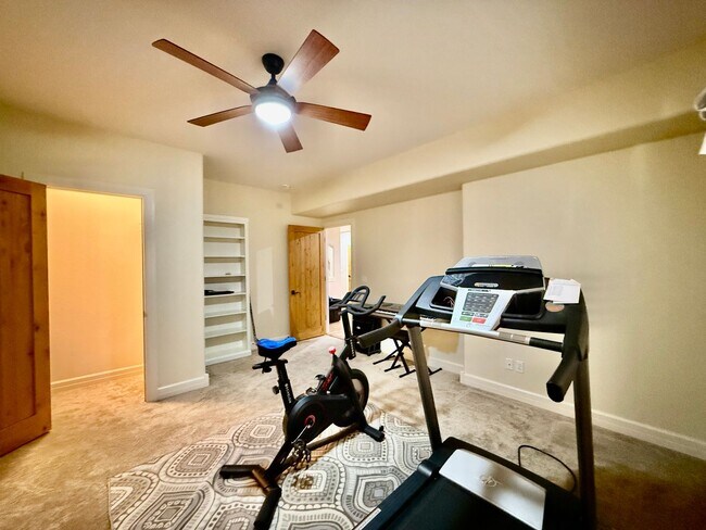 Building Photo - Gorgeous 4 Bedroom Home located in Gated Broadmoor Community