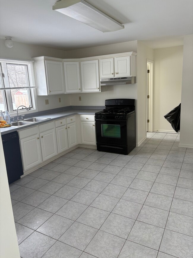 large eat in kitchen - 128 Harding Rd