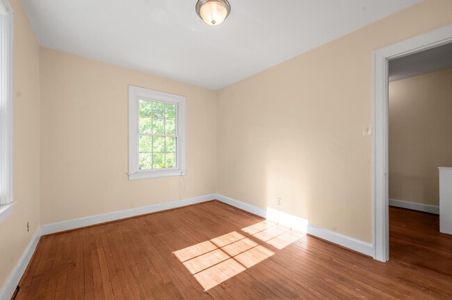 Building Photo - 494 Bob O Link Dr