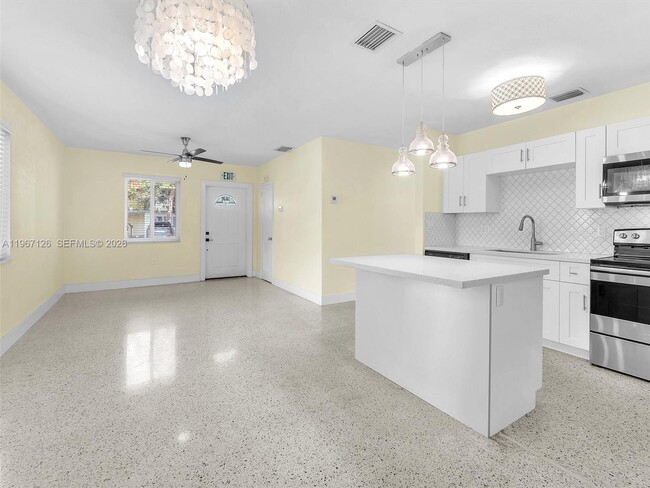 Building Photo - 6520 SW 63rd Ct