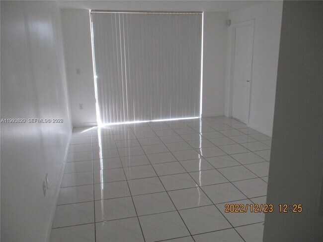 Building Photo - 14611 N Kendall Dr