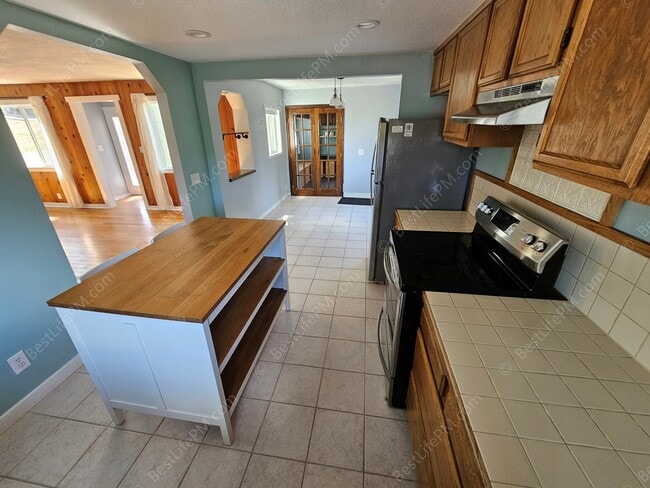Building Photo - 408 SE Kibling St