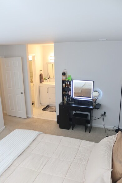 Building Photo - 9553 Battery Heights Blvd