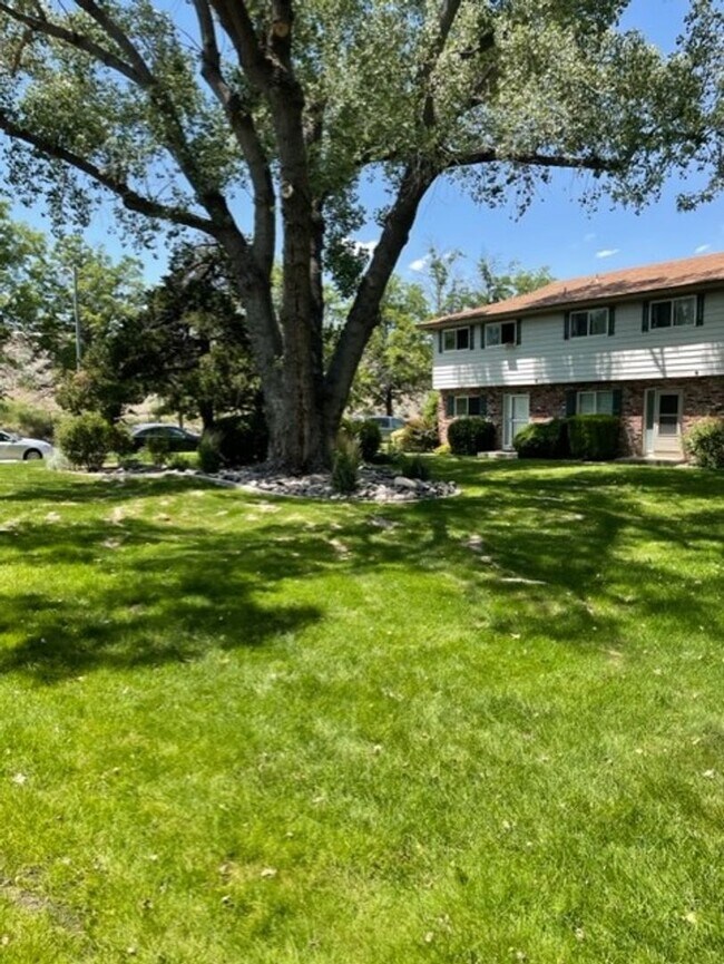 Building Photo - Newly Remodeled Two Bedroom with Washer & Dryer