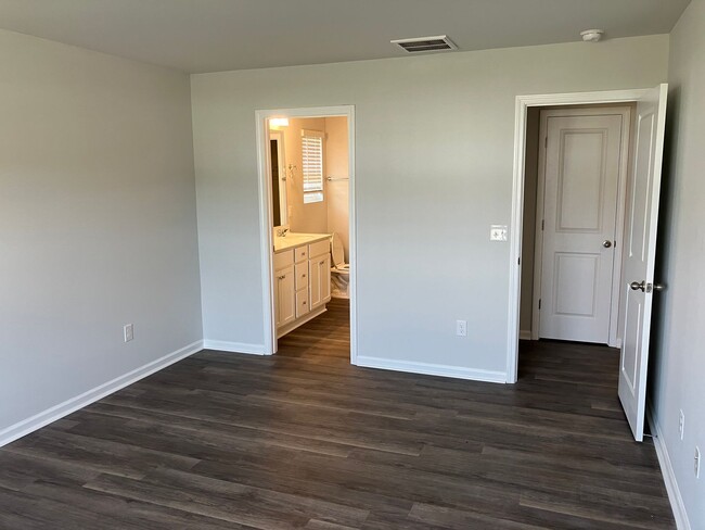 Building Photo - 3 Bedroom 2 Bathroom House- Groves at Sout...