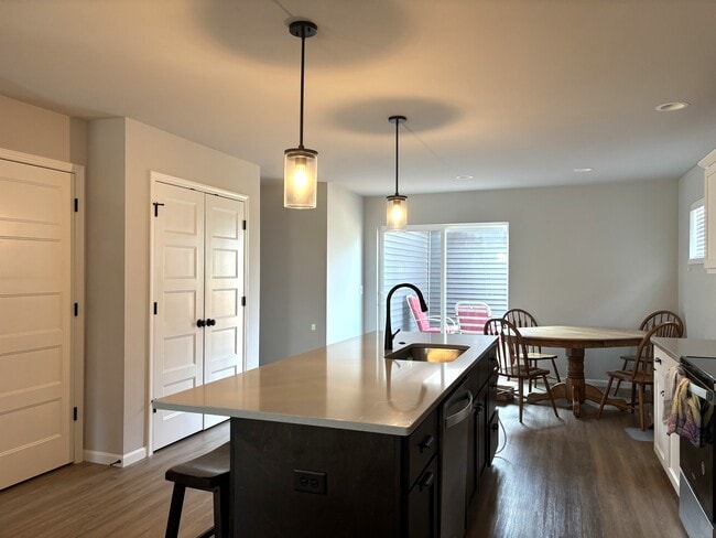 Building Photo - 631 Hillcrest Dr