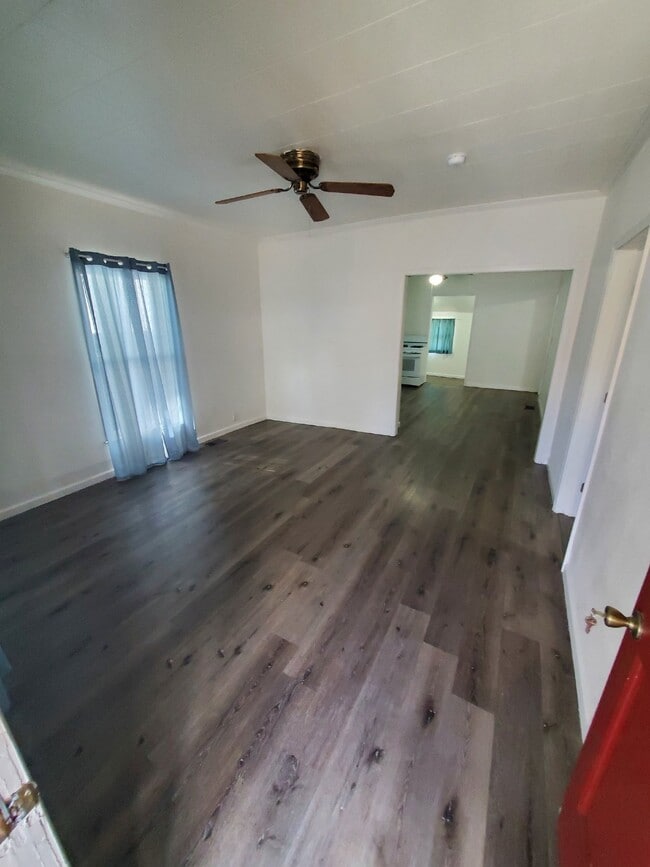 Building Photo - 2 Bedroom on Powell Ave