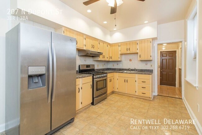 Building Photo - GORGEOUS TOWNHOME