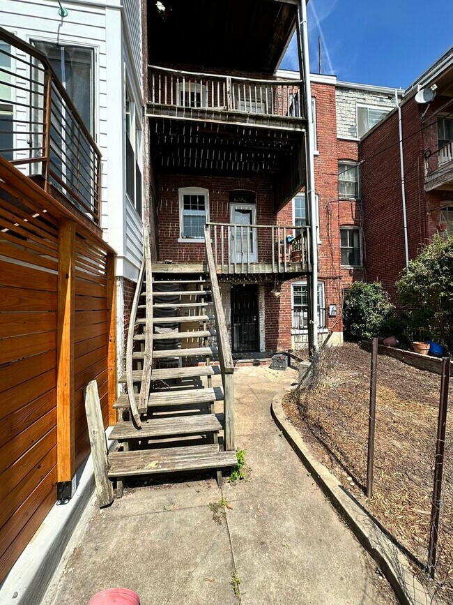 Building Photo - Walkout 1BR Basement Condo in the Heart of...