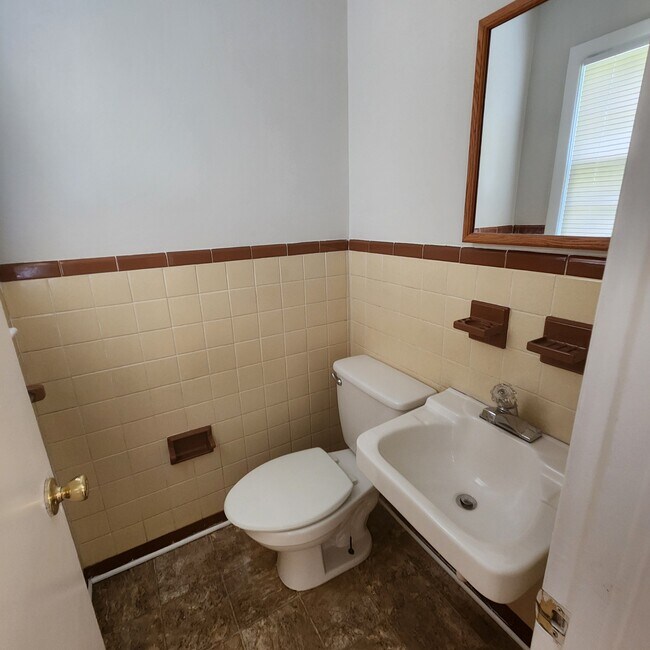 Building Photo - 6 N Gaywood Dr