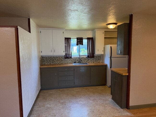 Building Photo - 1 bedroom, 1 bath duplex in Springfield!