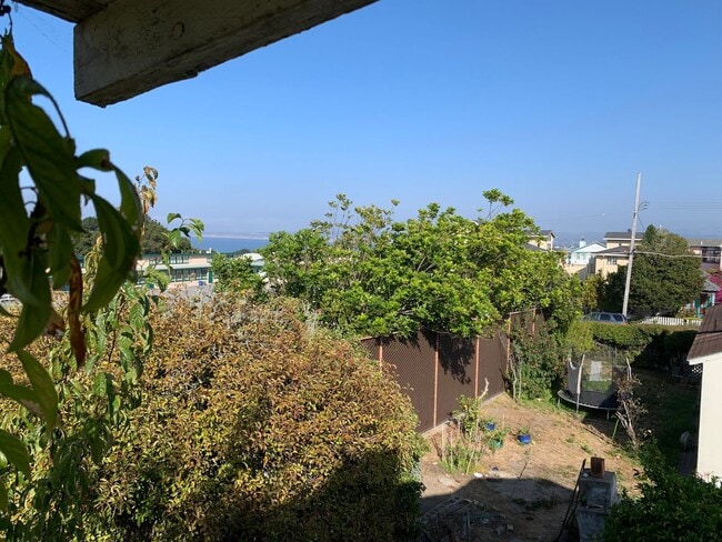 Building Photo - Great 2 bedroom upstairs standalone unit with garage