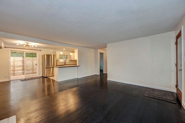 Building Photo - Edmonds Three Bedroom