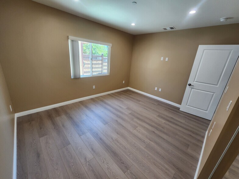 Building Photo - 10941 Walnut Dr