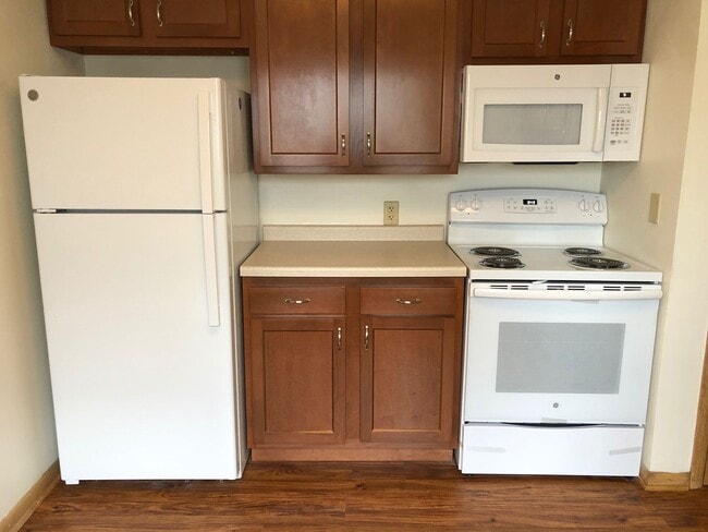 Building Photo - Modern, comfortable townhome living just steps from the Fox River and Oshkosh’s lively downtown.