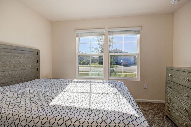 Building Photo - MOVE-IN READY 3/2 IN ENTRADA!