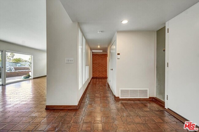 Building Photo - 2755 Carmar Dr