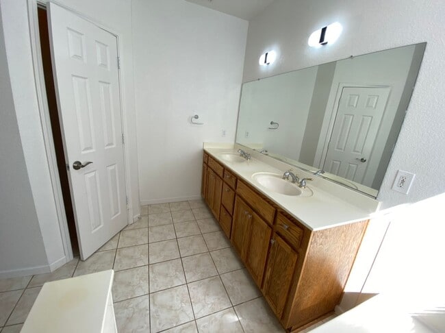 Building Photo - 6 bedroom in Manteca!