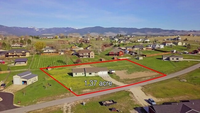 Building Photo - Beautiful 4 bed 2 bath on 1.37 acres in Co...