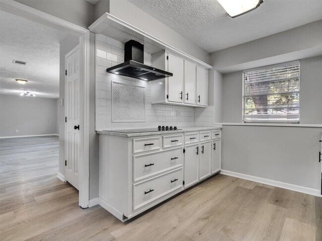 Building Photo - 3202 Lakehaven Dr